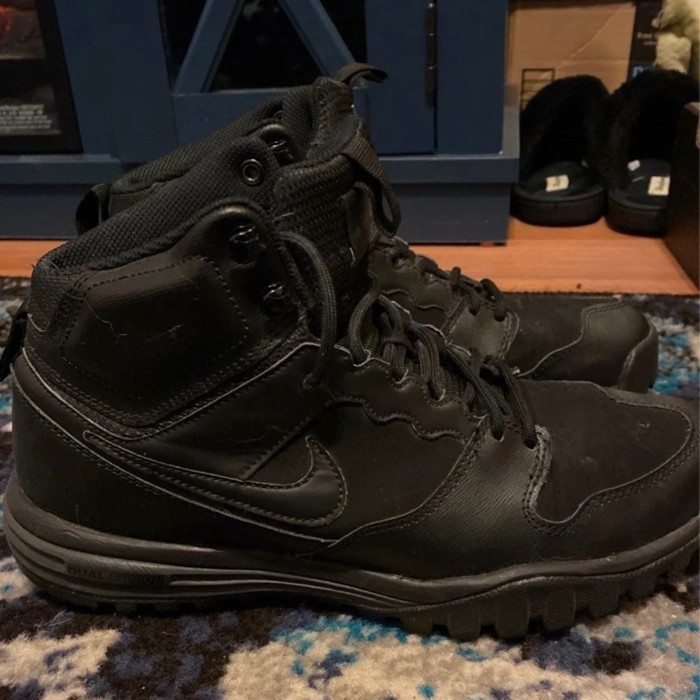 Nike dual fusion hills boots